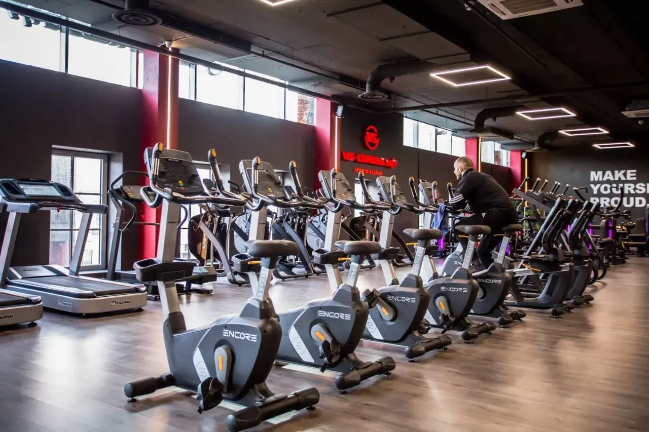 Велотренажеры вертикальные AeroFit Impulse в фитнес клубе