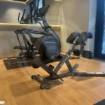 Стильный домашний спортзал в частном доме 15 кв.м