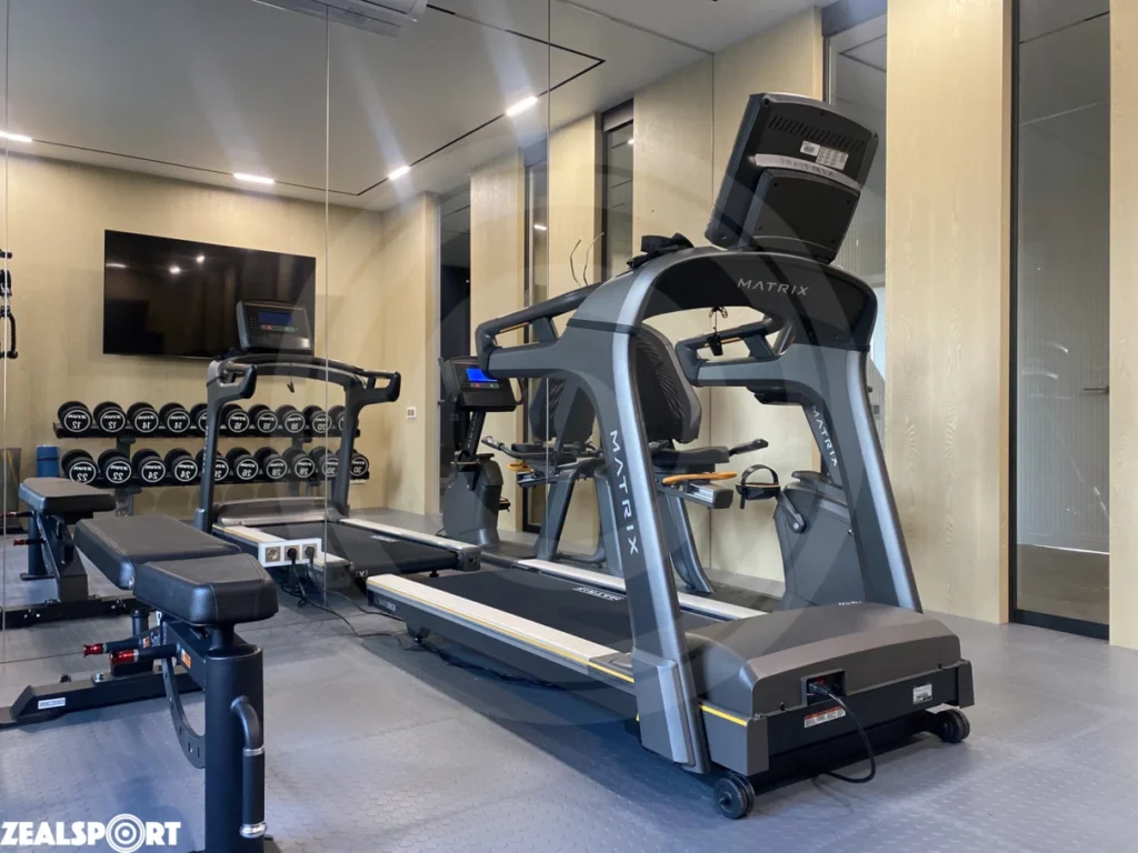 Беговая дорожка Matrix Fitness T70XR в домашнем спортзале