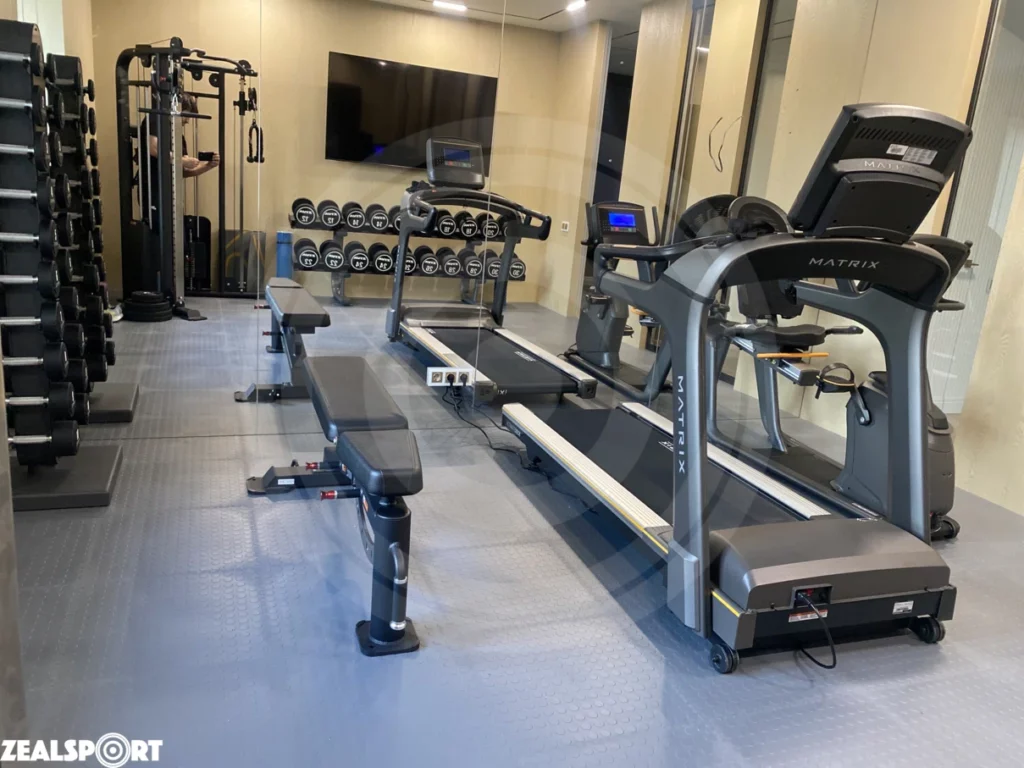 Беговая дорожка Matrix Fitness T70XR в домашнем спортзале