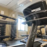 Горизонтальный велотренажер MATRIX Fitness R50XR в домашнем спортзале
