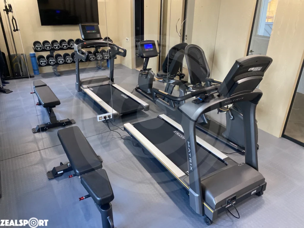 Беговая дорожка Matrix Fitness T70XR в домашнем спортзале