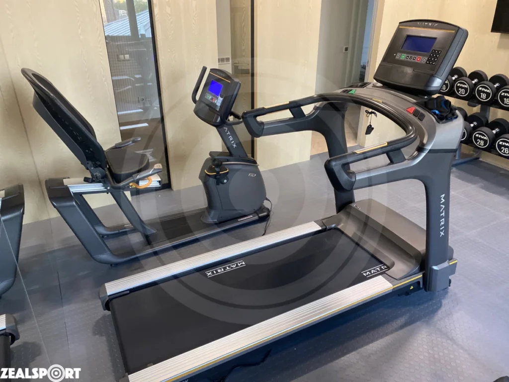Горизонтальный велотренажер MATRIX Fitness R50XR в домашнем спортзале
