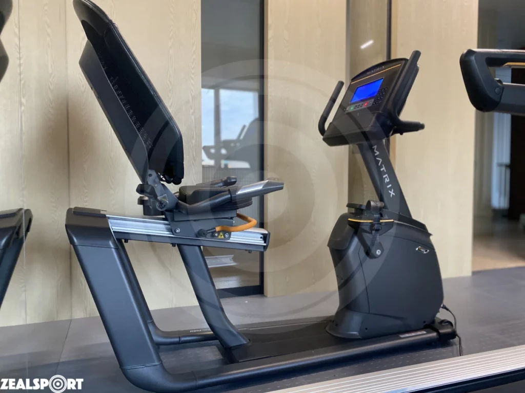 Горизонтальный велотренажер MATRIX Fitness R50XR в спортзале
