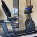 Горизонтальный велотренажер MATRIX Fitness R50XR в спортзале