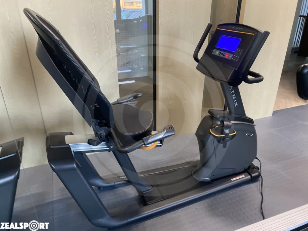 Горизонтальный велотренажер MATRIX Fitness R50XR в домашнем спортзале