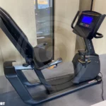 Горизонтальный велотренажер MATRIX Fitness R50XR в домашнем спортзале