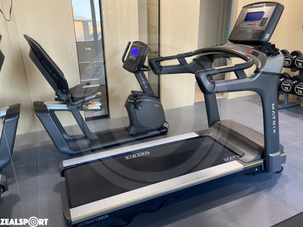 Горизонтальный велотренажер MATRIX Fitness R50XR в домашнем спортзале