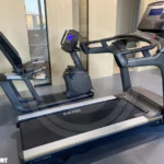 Горизонтальный велотренажер MATRIX Fitness R50XR в домашнем спортзале