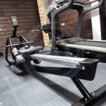 Гребной тренажер Matrix Fitness Rover в домашнем спортзале