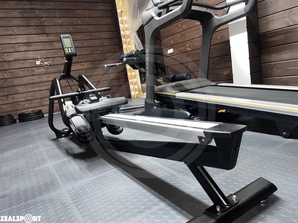 Гребной тренажер Matrix Fitness Rover в домашнем спортзале