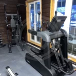 Эллиптический тренажер Smith Strength CSX3.2 в домашнем спортзале 27 кв.м