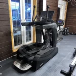 Эллиптический тренажер Smith Strength CSX3.2 в домашнем спортзале 27 кв.м