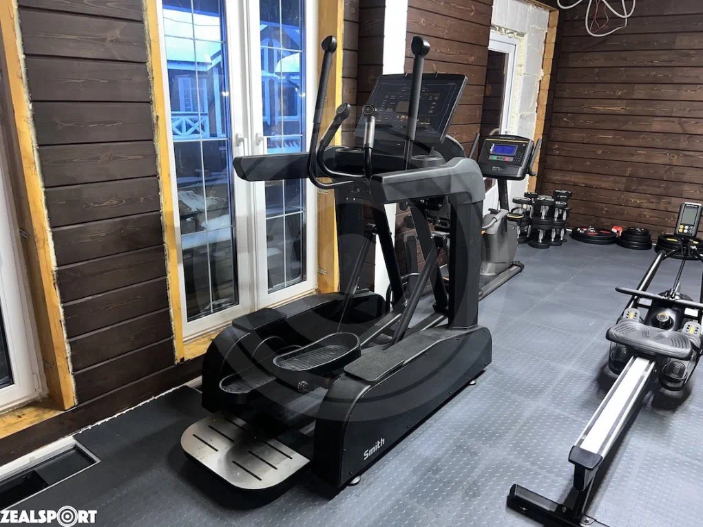 Эллиптический тренажер Smith Strength CSX3.2 в домашнем спортзале 27 кв.м